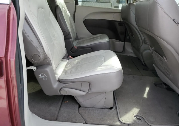 Chrysler Pacifica cena 46900 przebieg: 70140, rok produkcji 2018 z Siewierz małe 56